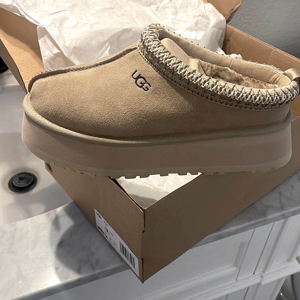 UGG TAZZ TASMAN PLATFORMS MUSTARD SEED women’s size 7